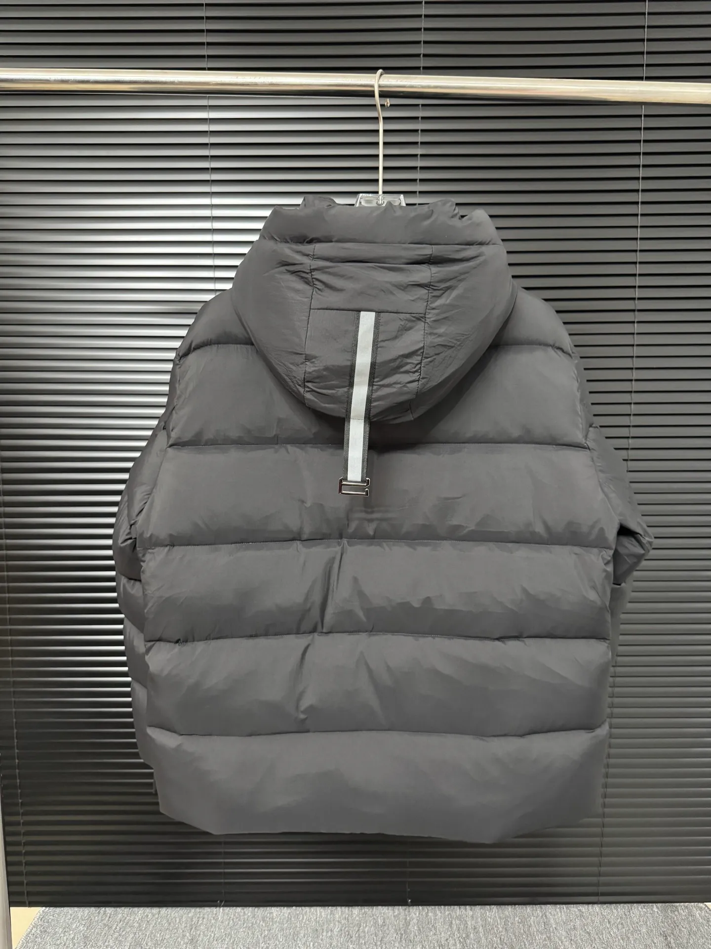 P860 Big Goose Ouyang Nana Second Generation (higher version) Canada goose Canada Goose Black Label Down Jacket A must-have in the outerwear world, the Big Goose Black Label down jacket! The latest designer styles! The goose down jacket has always been a popular element of fashion and is loved by experts from all walks of life! Fashionable hooded cut, high-end customer-supplied fine goose down, high resilience, smooth zipper, strong and firm. Pockets on both sides can store small items, free your hands, and you can go out without worries. It can also meet the need of putting your hands in your pockets👏👏Produced by Big Goose, it can be used as a group uniform by many celebrities. This down jacket uses a double-layer anti-down lining design, which has strong windproof performance and will be very warm in winter! Newly labeled white duck down filling, high fluffiness, windproof hooded design. When walking outdoors, pull the collar to the highest position, put your hands in the pockets and it will be very warm. It can be easily controlled by all body types! The interior is equipped with an elastic snow skirt design for better wrapping. The simple and neat style design highlights the masculine temperament. The impeccable style is classic and never goes out of style. It is warm and practical, and it is versatile! You can enter with your eyes closed!  Color: Black Khaki Size: XS-XXL